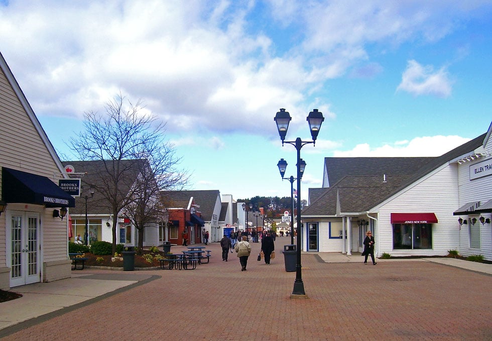 Woodbury_Commons_promenade