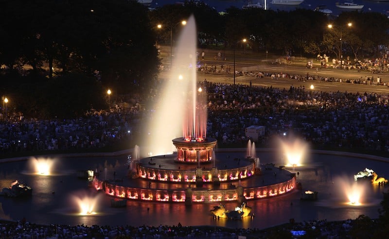 The Buckingham Fountain seen from the roof of the Hilton Hotel 03 July 2007 in Grant Park along the shores of Lake Michigan in downtown Chicago, Illinois.  AFP PHOTO/JEFF HAYNES