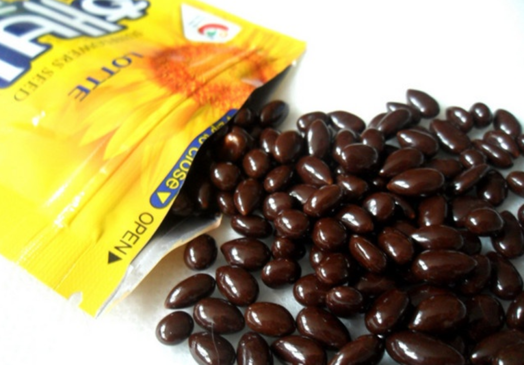 семечки в шоколадной глазури. шоколадные бобы. семечки подсолнечника в шоколаде. санфуд семечки в шоколаде. шоколад семена.