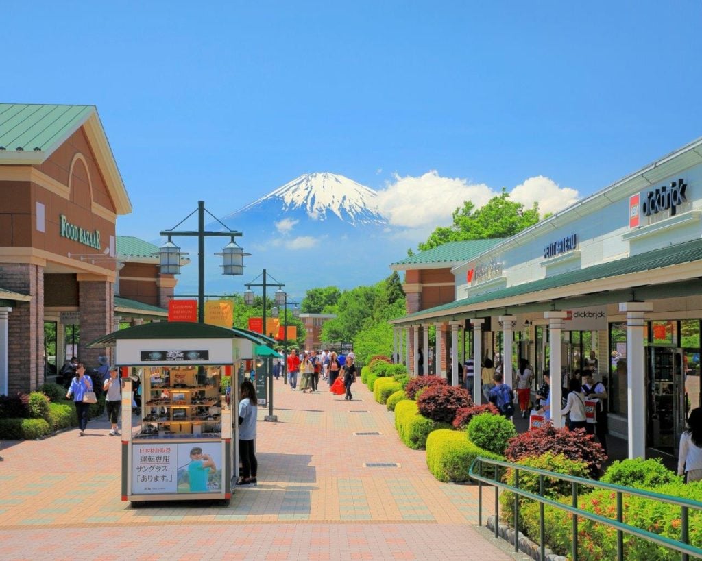 御殿場 Premium Outlets 有超過 290 間店，可以一邊享受購物樂趣，一邊眺望富士山